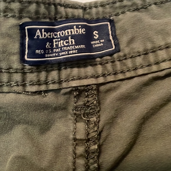 Abercrombie & Fitch cargo army green jeans. Women’s S - Picture 5 of 10